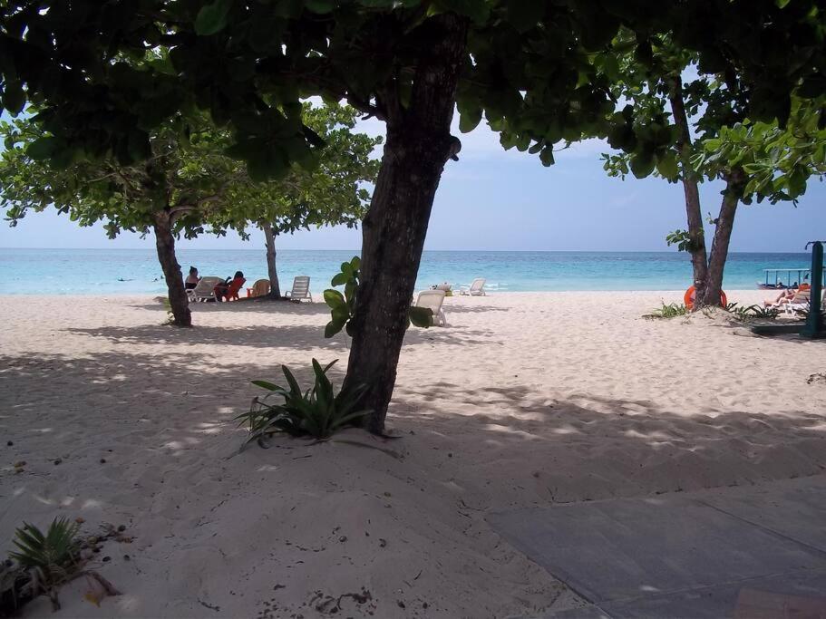 2 Bdr Apt On 7 Mile Beach At Negril Beach Club Apartment Exterior photo